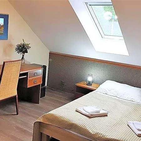 Hotel Bunkr Karlstejn - Modry Dum Halouny