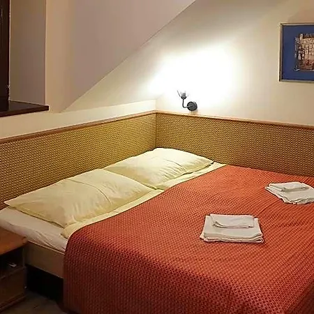 Hotel Bunkr Karlstejn - Modry Dum Halouny
